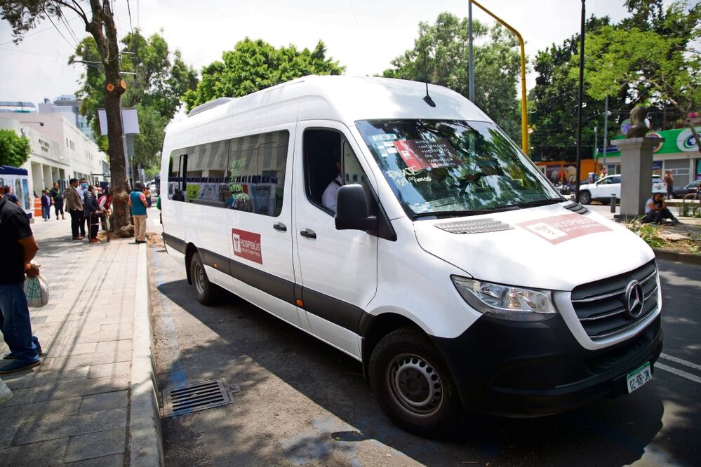 El Hospibús consta de cinco vagonetas para trasladar a los pasajeros. Tiene un costo de 8 pesos. Foto: Germán Espinosa | El Universal