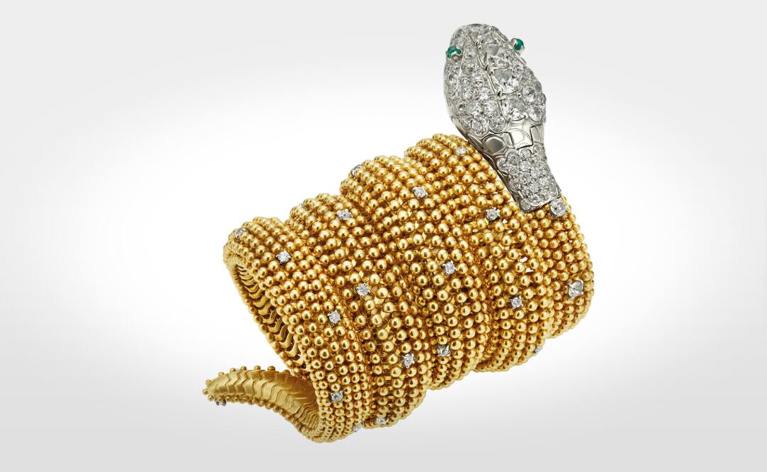 Serpenti 1955: brazalete-reloj de oro con esmeraldas y diamantes.