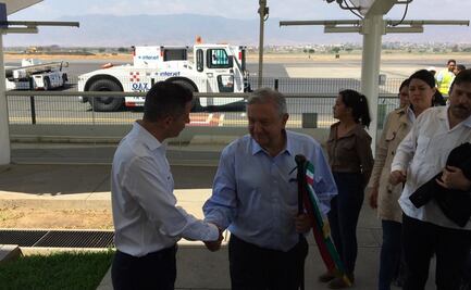 AMLO y Murat se saludan de mano, pese a recomendaciones por coronavirus