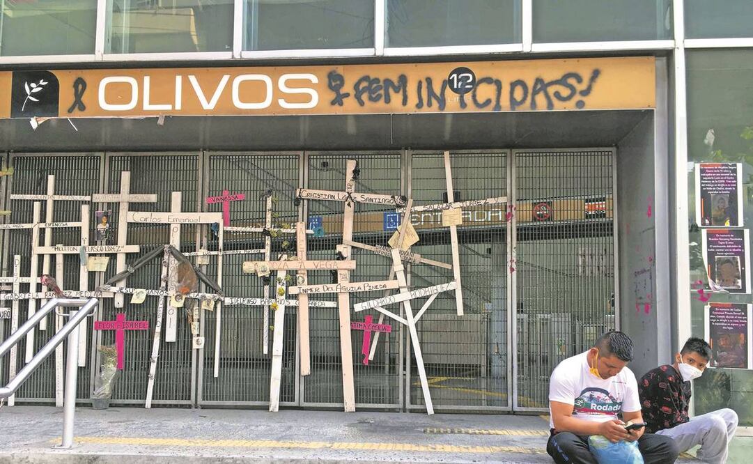 Afuera de la estación Olivos del Metro se pueden observar cruces con los nombres de las víctimas del desplome de una trabe de la L12, el 3 de mayo de 2021. Foto: Diego Simón/EL UNIVERSAL
