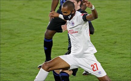 El futbolista que usa cubrebocas durante sus partidos