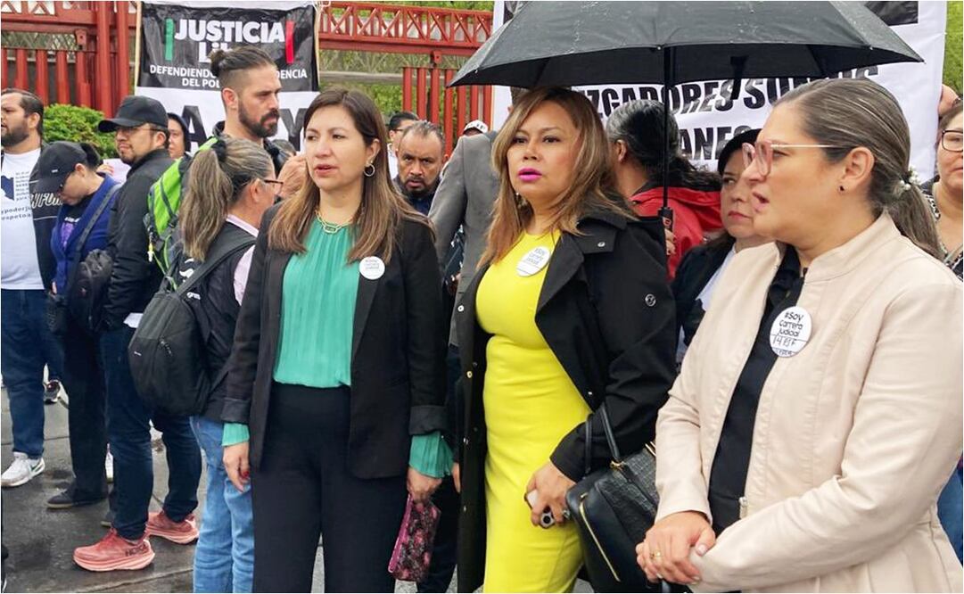 Asociación Nacional de Magistrados de Circuito y Jueces de Distrito (Jufed) se manifiestan afuera el Congreso. Foto: Manuel Espino/EL UNIVERSAL