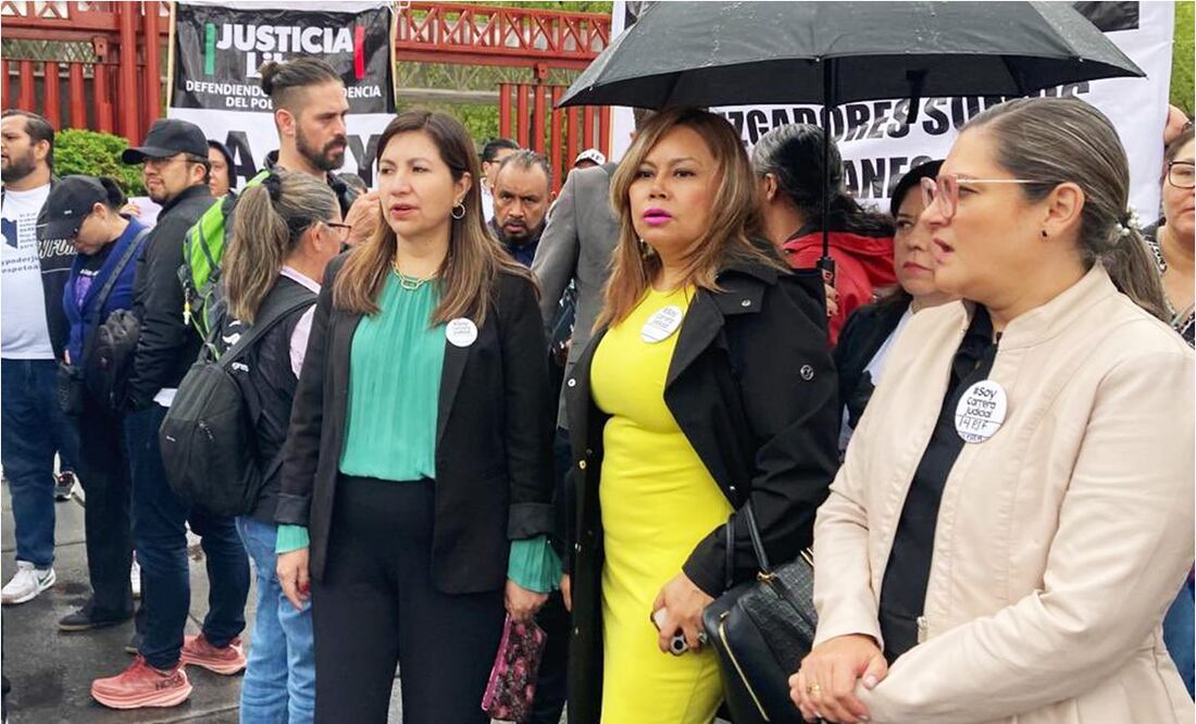 Asociación Nacional de Magistrados de Circuito y Jueces de Distrito (Jufed) se manifiestan afuera el Congreso. Foto: Manuel Espino/EL UNIVERSAL