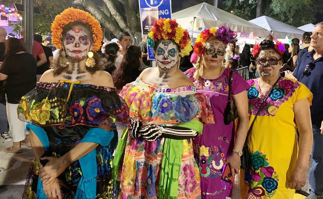 Desde hace 10 años las calles de Fort Lauderdale, Florida, representan y conmemoran el Día de Muertos, ayer hubo una afluencia de alrededor de 20 mil personas. Foto: EL UNIVERSAL
