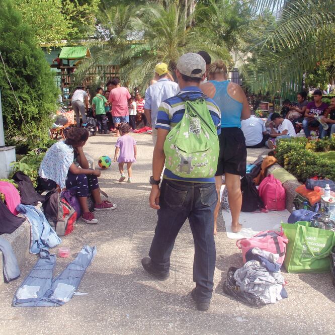 Migrantes hondureños descansan en un parque de la localidad de Tecún Umán, Guatemala, en la frontera con México. (MA. DE JESÚS PETER. EL UNIVERSAL)