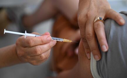 Reino Unido aprueba vacuna bivalente desarrollada contra Covid-19 y la variante ómicron