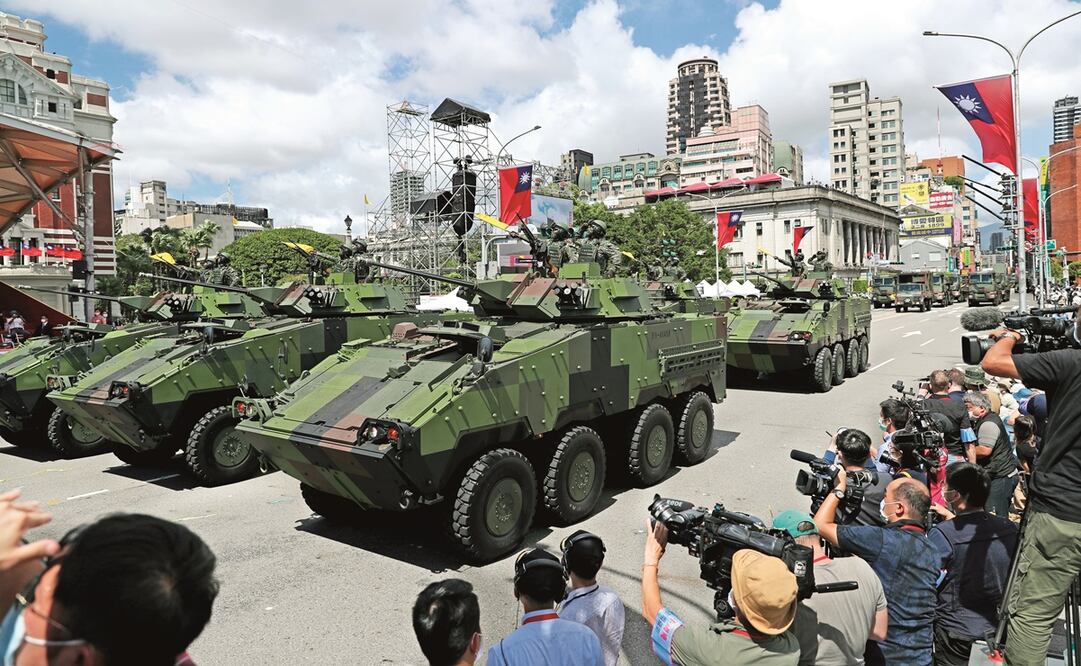 Desfile de vehículos militares de Taiwán durante la celebración del Día Nacional en Taipei, una inusual demostración de capacidad de defensa. Foto: Ritchie B. Tongo. EFE