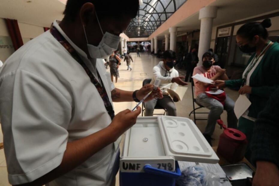 Sin importar las largas filas, rezagados buscan vacunarse contra Covid-19 en Edomex