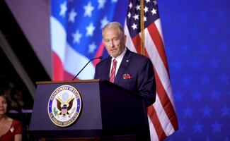 Colecta de AMLO enfrenta a embajadores de Cuba y EU; Johnson condena "régimen opresor" y le reviran "el pueblo cubano es libre"