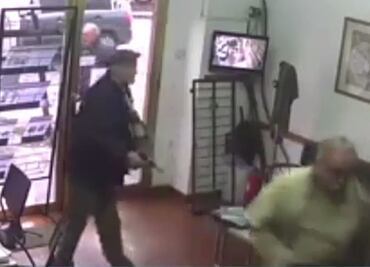 Video. Ancianos roban local en Argentina a punta de pistola