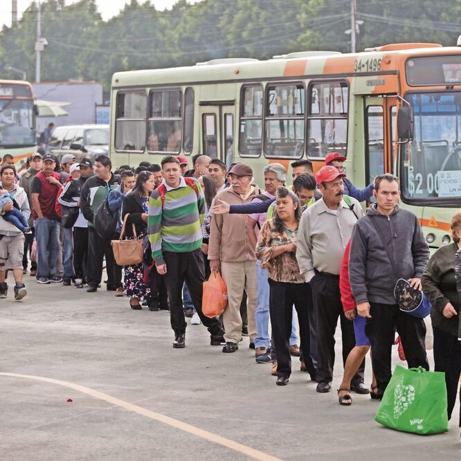 La fila para abordar los camiones RTP iniciaba desde el exterior de la estación La Raza, seguía por la calle Delibes y a la llegada de la esquina con Brahms, daba vuelta hasta donde estaban estacionadas las unidades. IVÁN STEPHENS. EL UNIVERSAL