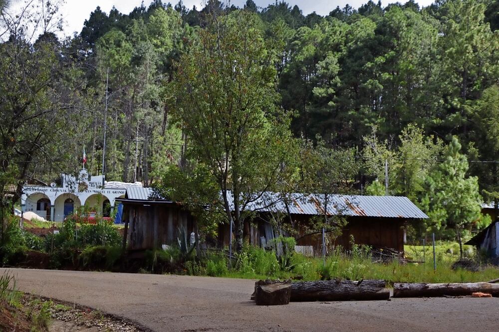 En una emboscada en San Miguel El Grande murieron cinco personas, entre ellas están dos elementos de la Agencia Estatal de Investigación (AEI); los pobladores de la comunidad exigen a las autoridades que frenen las agresiones. Foto: Juana García/El Universal