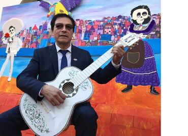Reconocen a creador de la guitarra de "Coco"
