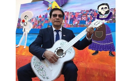 Reconocen a creador de la guitarra de "Coco"