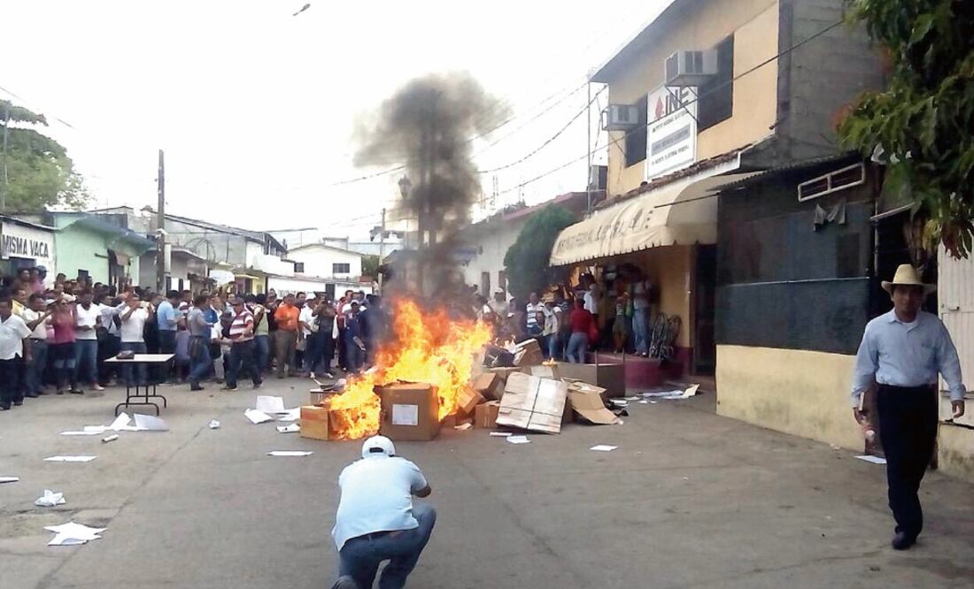 Tras los hechos violentos protagonizados por la Sección 22, a partir de las elecciones del 7 de junio la PGR recibió denuncias en contra de los maestros por la quema de urnas y agresiones (ARCHIVO)