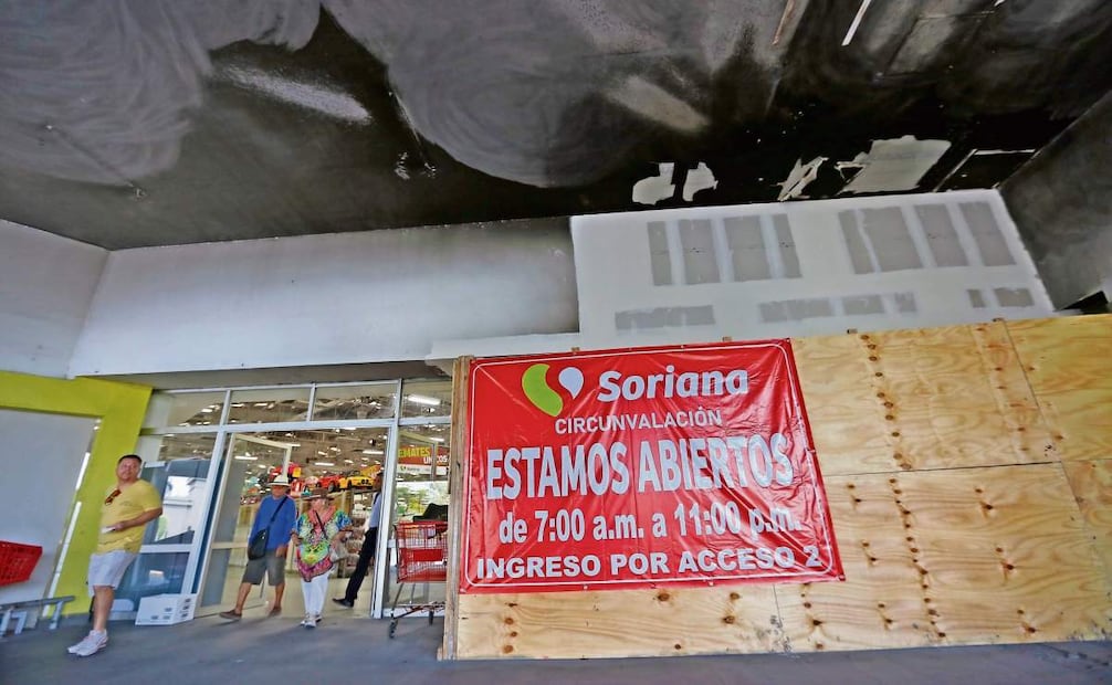 Algunas de las tiendas que fueron dañadas por la ola violenta ya reanudaron el servicio. Foto: Miguel García / EL UNIVERSAL