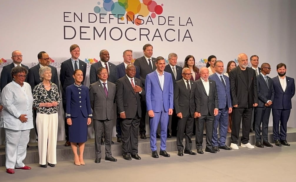 El presidente del gobierno de España, Pedro Sánchez, se toma la "foto de familia" con los mandatarios mundiales invitados a la IV Cumbre en Defensa de la Democracia. Foto: Salvador Corona/ EL UNIVERSAL