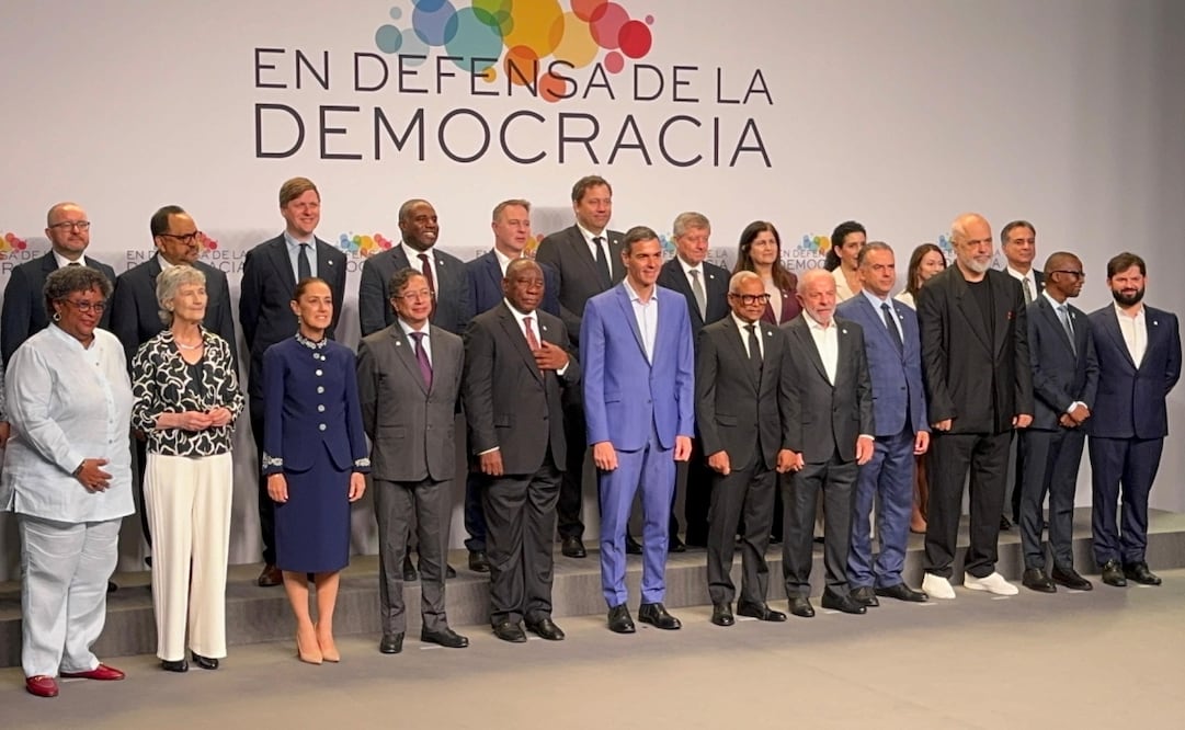 El presidente del gobierno de España, Pedro Sánchez, se toma la "foto de familia" con los mandatarios mundiales invitados a la IV Cumbre en Defensa de la Democracia. Foto: Salvador Corona/ EL UNIVERSAL