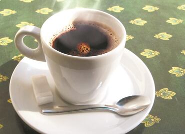 Estudiante intenta envenenar a su maestra con gis disuelto en café