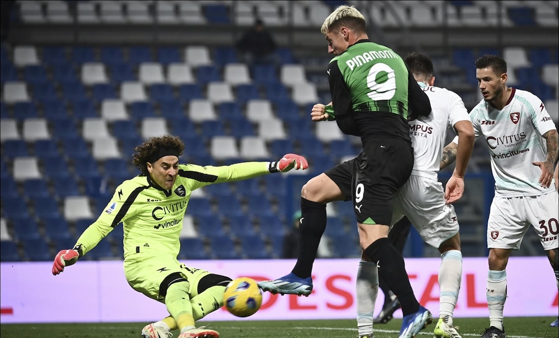 Memo Ochoa vuelve a salvar al Salernitana / Foto: AP