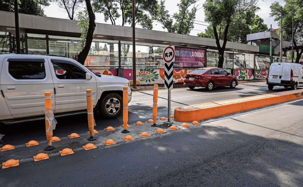 Como medida de seguridad para los ciclistas también se colocaron más bolardos de plástico. Foto: Gabriel Pano/EL UNIVERSAL