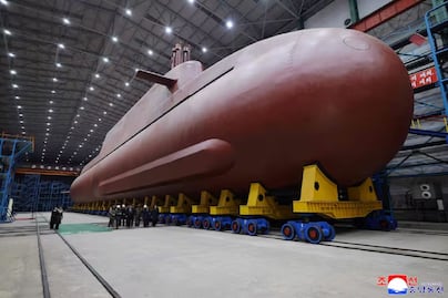 Kim Jong-un visita submarinos de propulsión nuclear mientras Putin elogia su alianza "inquebrantable"