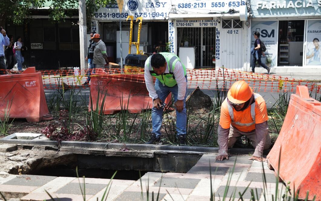 Trabajadores retiran el adoquín del camellón de avenida Talismán, en Gustavo A. Madero, el 26 de agosto de 2025, para iniciar los trabajos de reparación de un socavón en el que el sábado pasado cayó una señora. Foto: Carlos Mejía /EL UNIVERSAL