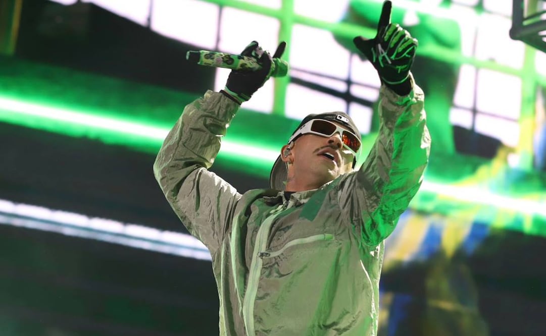 Dentro de la euforia y vertiginosidad del show Ferxxo se puso romántico y dedicó un par de canciones acústicas a sus fans. Foto: Berenice Fregoso/El Universal.