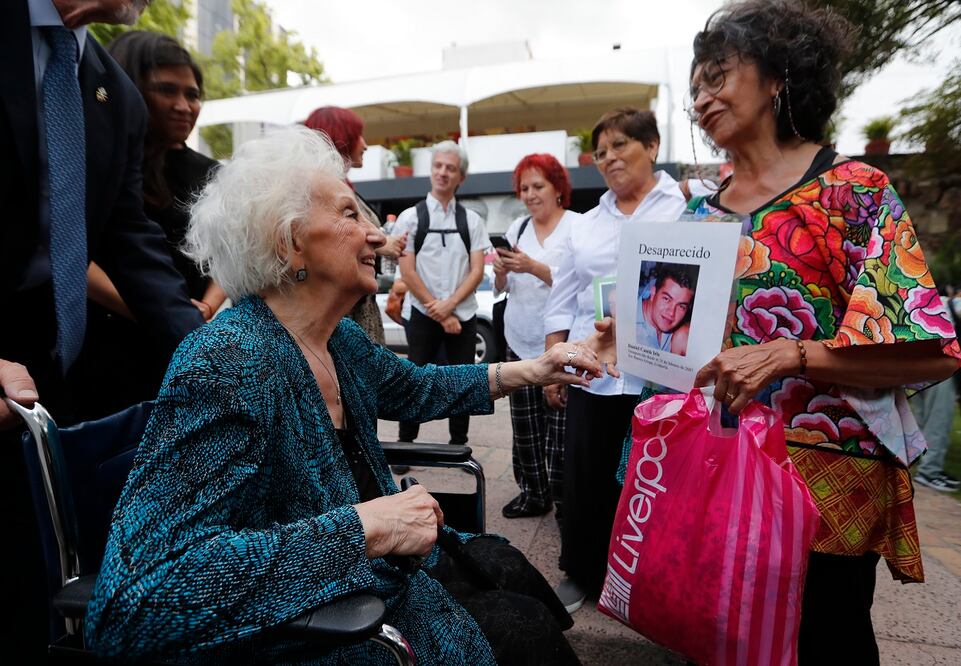La presidenta de las Abuelas de Plaza de Mayo de Argentina, Estela de Carlotto (izq.), el jueves  con madres mexicanas de desaparecidos, durante una reunión en la Ciudad de México. Foto: EFE