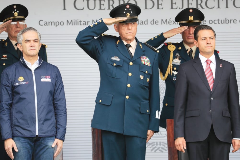 Miguel Ángel Mancera, jefe de Gobierno de la CDMX; Salvador Cienfuegos, titular de la Sedena, y el presidente Enrique Peña Nieto encabezan en el Campo Militar Número 1 el 30 aniversario del Primer Cuerpo del Ejército. (IRVIN OLIVARES. EL UNIVERSAL)