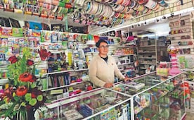 Papelerías ofrecen uñas y comida para no cerrar, comerciantes en CDMX culpan a la IA
