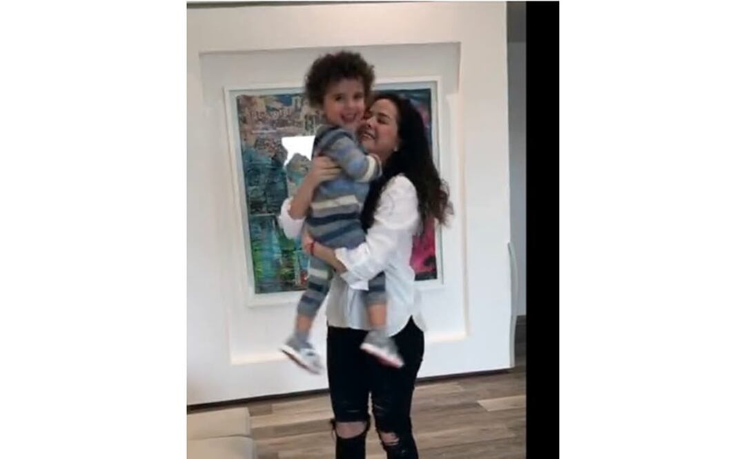 Danna García y su hijo. Foto: Captura de pantalla