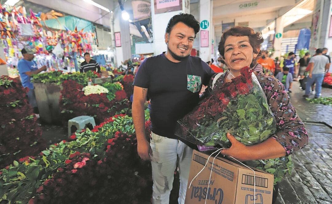 Natanael Martínez, productor de Jiutepec, Morelos, explicó que el precio de las flores subió porque el costo de fumigantes y abonos incrementó. Su clienta Alicia Medina aprovechó para llevarse un ramo de rosas. Foto: Berenice Fregoso/ EL UNIVERSAL.