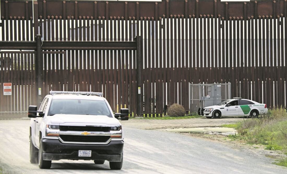 Agentes fronterizos en una sección del muro cerca de Mesa de Otay, entre San Diego y Tijuana. Foto: Patrick T. Fallon. AFP