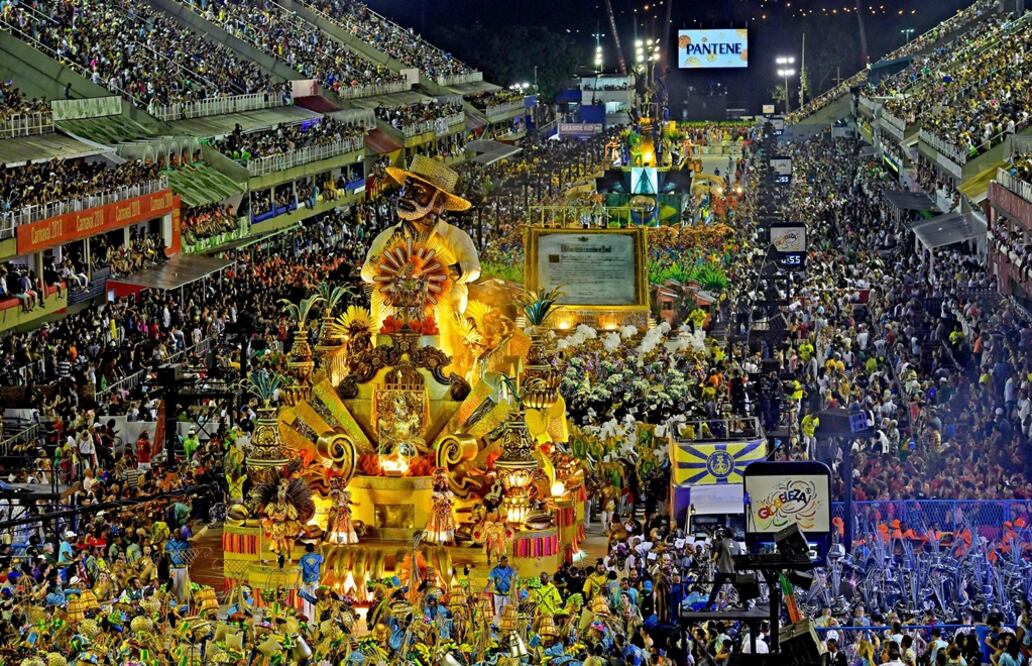 Carnaval de Río de Janeiro, Brasil. Hasta el 17 de febrero, el famoso Sambódromo se convertirá en una explosión de ritmo y color con el desfile de comparsas y las mejores escuelas de samba. Hay más de 400 fiestas callejeras. (Foto: Carl de Souza/AFP)