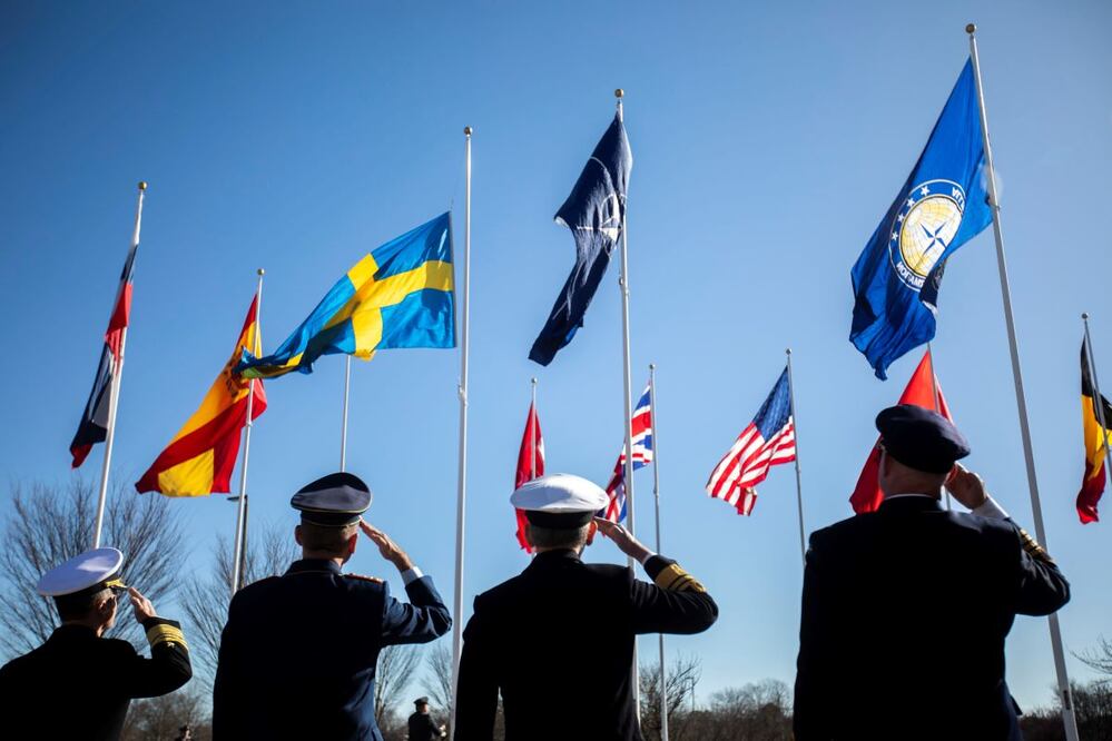 Los líderes que representan a la sede de la OTAN en Norfolk saludan mientras se iza la bandera sueca en el exterior del Mando Aliado de Transformación de la OTAN en Norfolk, Virginia, durante una ceremonia, el lunes 11 de marzo de 2024. FOTO: AP