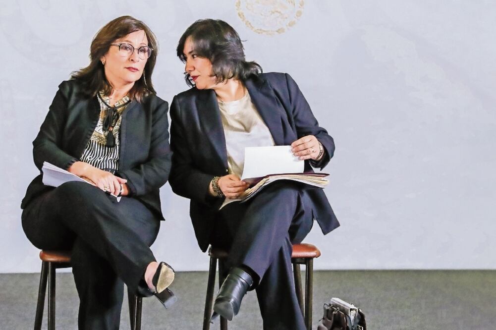 La titular de Energía, Rocío Nahle García, y la secretaria de Función Pública, Irma Eréndira Sandoval, en conferencia de prensa en Palacio Nacional. / DIEGO SIMÓN. EL UNIVERSAL