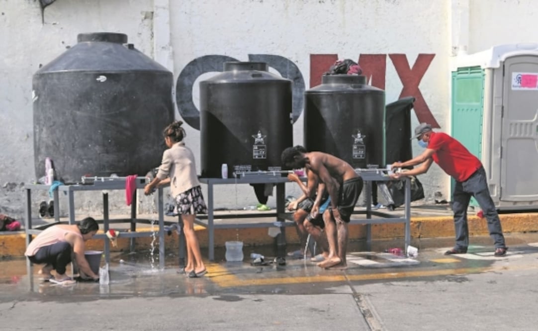 Vecinos y comerciantes de la zona aseguraron que en septiembre, diciembre y enero, el área se vuelve intransitable por el abarrotamiento de migrantes que intentan pernoctar en el albergue Cafemin. Imagen ilustrativa