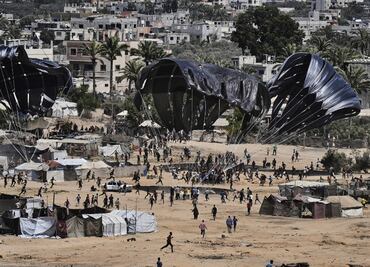 FOTOS: Lanzan ayuda humanitaria desde el aire en Gaza en medio de una grave crisis alimentaria
