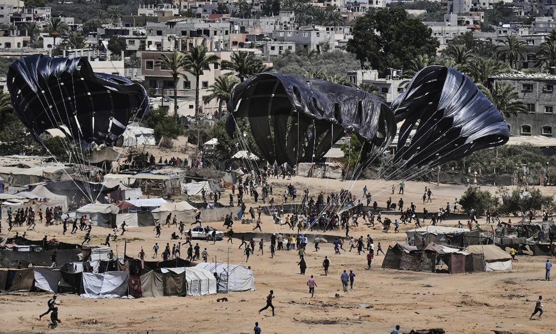 Palestinos corren a recoger ayuda humanitaria lanzada desde el aire sobre la localidad de Zawaida, en el centro de la Franja de Gaza, el jueves 31 de julio de 2025. Foto: AP