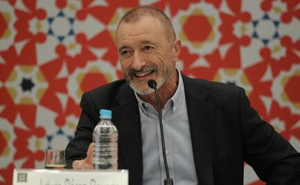 Pérez-Reverte cuestiona los absolutos y defiende la ambigüedad de los héroes literarios