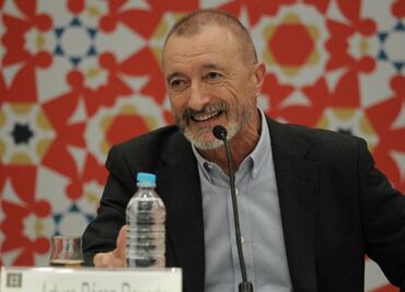 Pérez-Reverte cuestiona los absolutos y defiende la ambigüedad de los héroes literarios