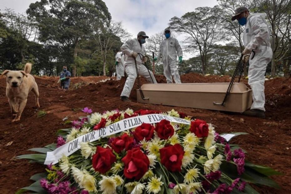 Por Covid-19, hacen entierros masivos en cementerio de Brasil; son al menos 60 por día