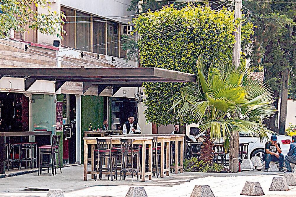 Los presuntos integrantes de cárteles llegan a los comercios y “piden permiso” para tomar el control del lugar, acusan las víctimas. (ARCHIVO EL UNIVERSAL)