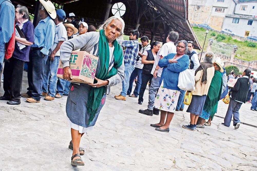 Los pinalenses no sonríen ni antes ni después del reparto de las despensas (AMÍLCAR SALAZAR)