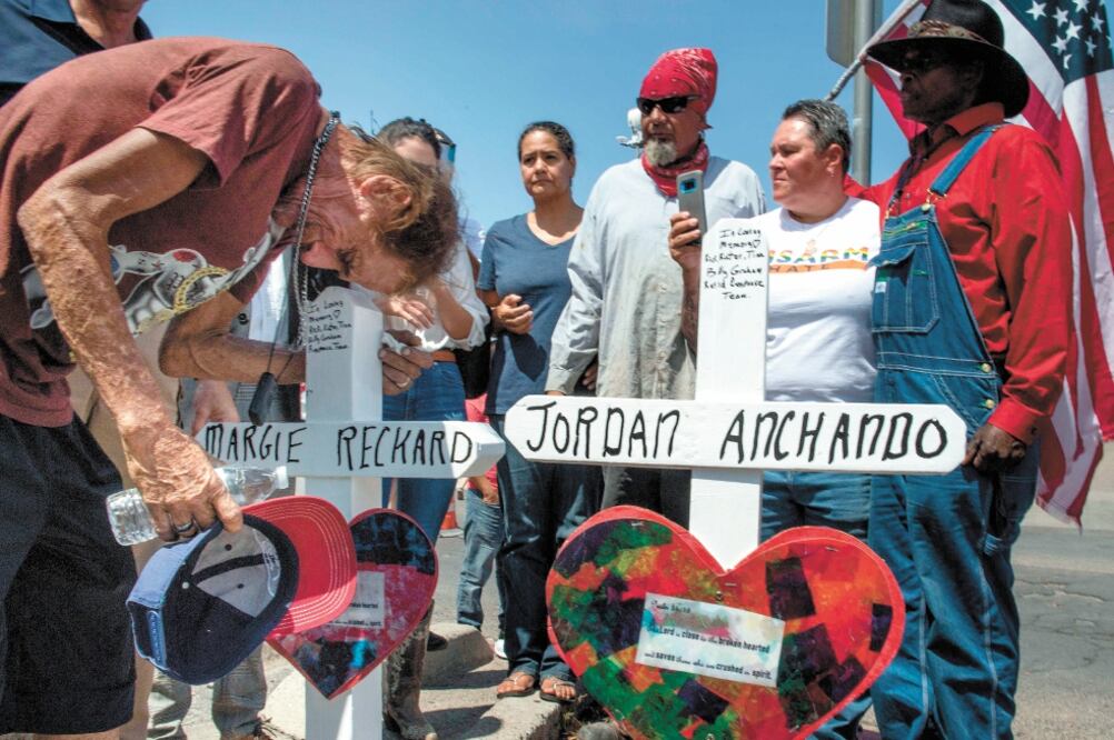 Estadounidenses rezaron en un memorial formado por cruces con nombres de las víctimas del tiroteo del sábado pasado, realizado en una tienda Walmart, en El Paso, Texas. Foto/MARK RALSTON. AFP
