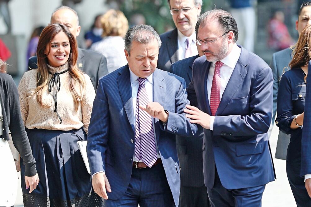 El canciller Luis Videgaray (der.) compareció en la Cámara de Diputados, donde explicó que México se prepara para que en caso de que el muro se construya y existan violaciones a acuerdos ambientales se denuncien ante instancias jurídicas. (LUCÍA GODÍNEZ)