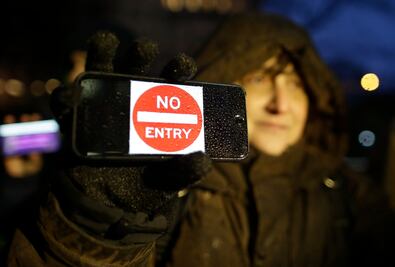 Apple exige trasladar a la esfera política caso con FBI