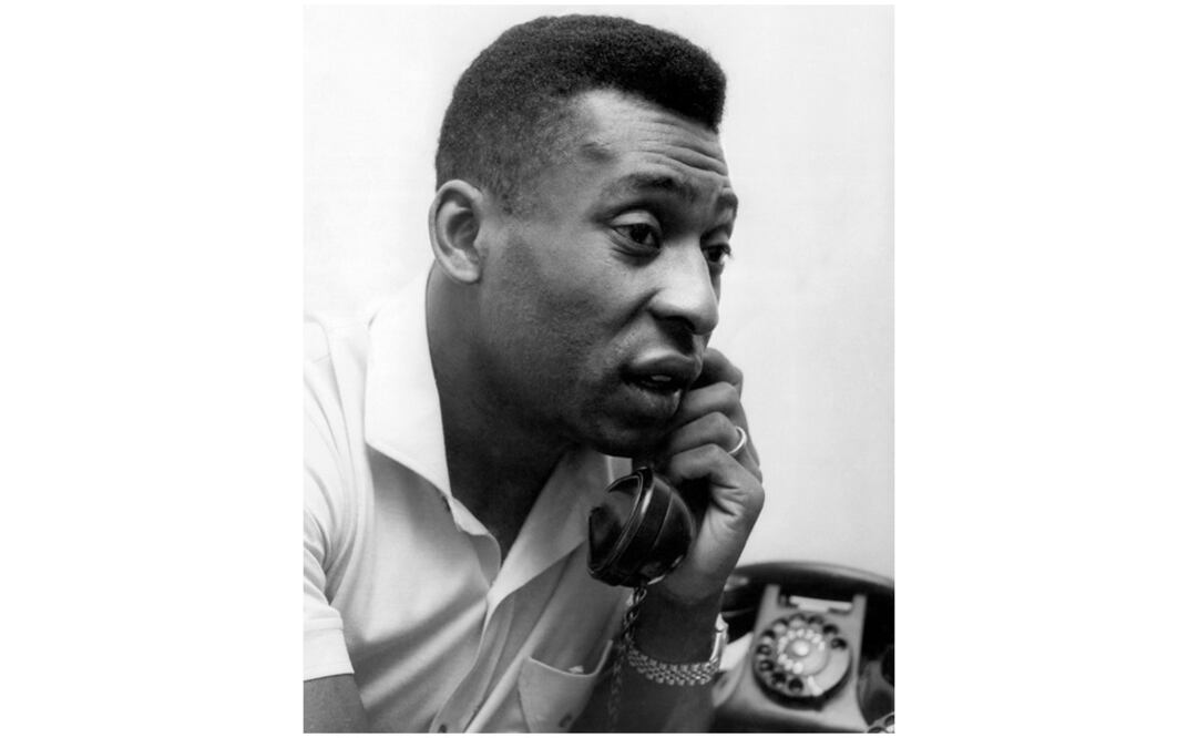 "Pelé", mientrashabla por teléfono tras firmar un contrato con la Agencia EFE. Foto: EFE