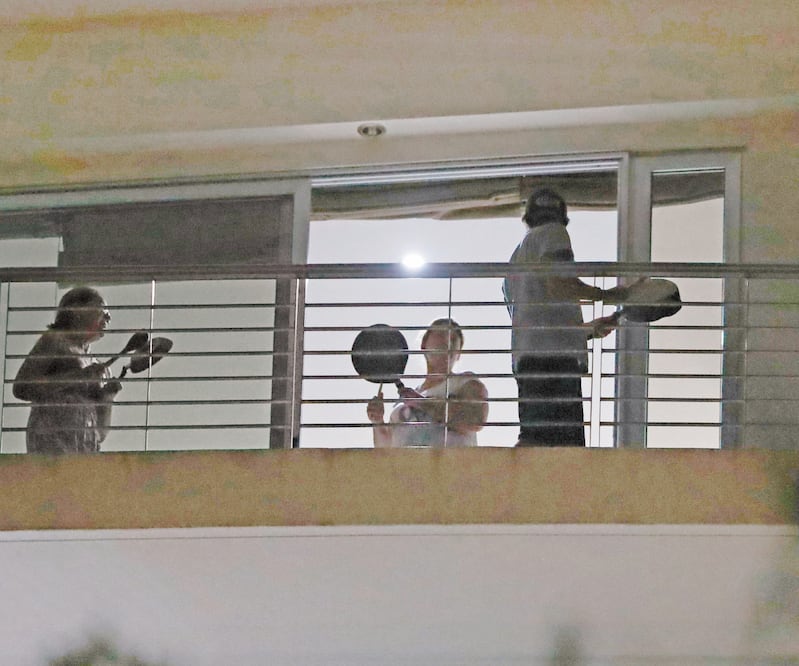 Habitantes de un complejo de apartamentos suenan cacerolas, en protesta contra las medidas del gobierno de Nayib Bukele para frenar los contagios. Foto: RODRIGO SURA. EFE